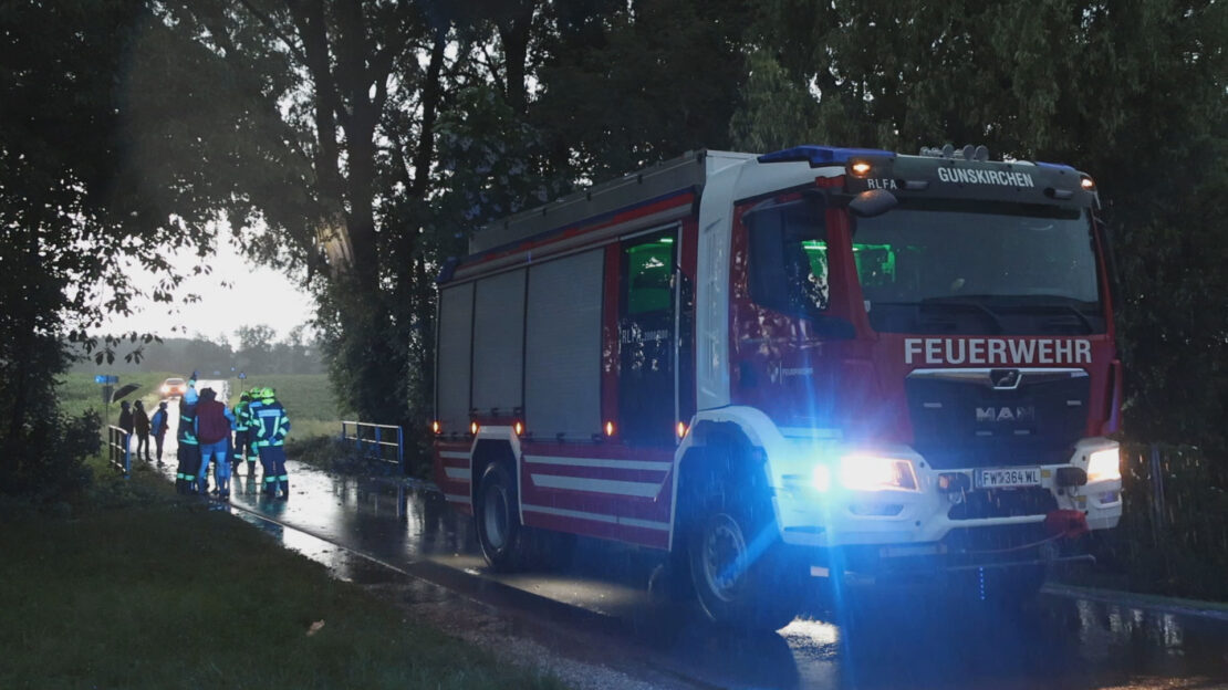 Heftige Gewitter: Großer Baum in Gunskirchen von Blitz regelrecht gespalten